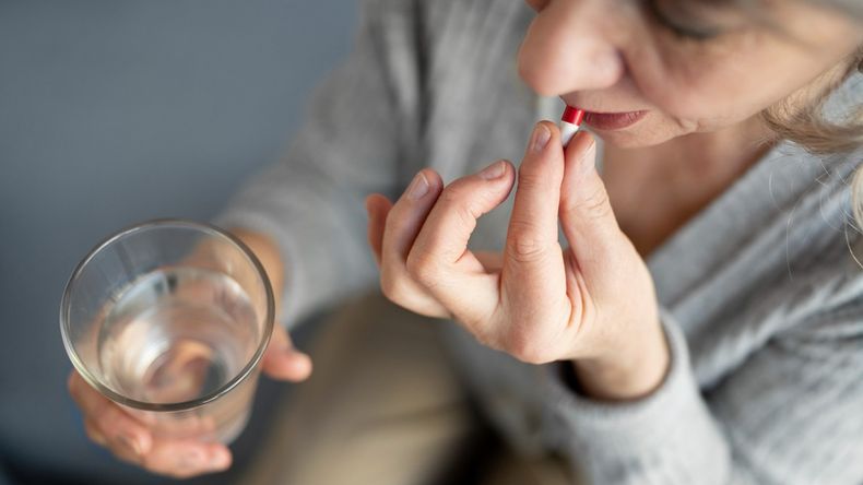 La verdad del por qué hay que tomar los medicamentos con agua y no con otras bebidas.