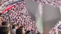 video: armo un avion de papel, lo lanzo al campo de juego y termino en gol video: armo un avion de papel, lo lanzo al campo de juego y termino en gol