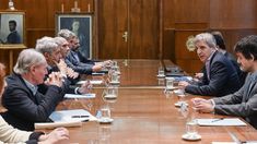 Estuvieron presentes representantes de Carrefour, Cencosud, Chango Más, Coto, Día, La Anónima y de la Asociación de Supermercados Unidos. Estuvieron presentes representantes de Carrefour, Cencosud, Chango Más, Coto, Día, La Anónima y de la Asociación de Supermercados Unidos.