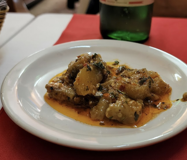 El bodegón de Buenos Aires que sirve el mejor pollo al ajillo.