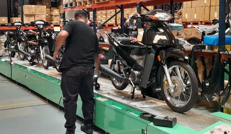 La producción de motos, uno de los productos comercializados por Okinoi. 