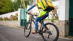 Una repartidora se grabó comiendo los pedidos de sus clientes Una repartidora se grabó comiendo los pedidos de sus clientes