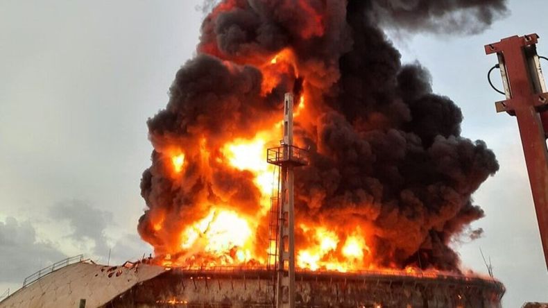 El incendio afectó dos tanques de petróleo.