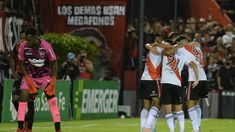 Mientras todo RIver abraza a Rojas por su gol, Arboleda se lamenta tras el error. Mientras todo RIver abraza a Rojas por su gol, Arboleda se lamenta tras el error.