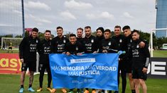 Lionel Messi, junto a sus compañeros, posó junto a una bandera sobre el Día de la Memoria. Lionel Messi, junto a sus compañeros, posó junto a una bandera sobre el Día de la Memoria.