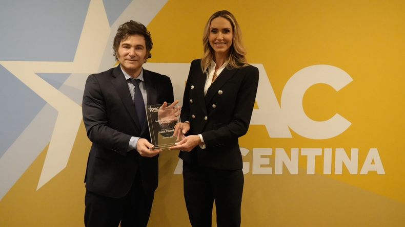 Milei junto a Lara Trump, la esposa de Eric Trump, el hijo del líder republicano.