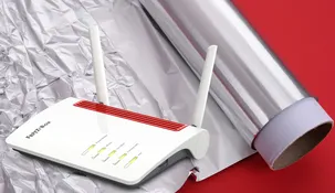 La idea de utilizar papel de aluminio parte de su capacidad para reflejar ondas electromagnéticas