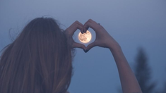 Se pueden realizar distintos ritos para aprovechar la&nbsp;energía lunar del mes y así&nbsp;&nbsp;atraer felicidad a nuestras vidas.&nbsp;&nbsp;