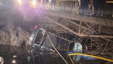 Así quedó el automóvil al caer en un canal de riego a la altura del Puente de Fierro, en la localidad rionegrina de Fernández Oro.