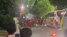 Violento enfrentamiento en la barra de Independiente: tiros, piedras y corridas en la previa del amistoso en Montevideo. Violento enfrentamiento en la barra de Independiente: tiros, piedras y corridas en la previa del amistoso en Montevideo.