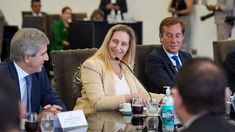 Karina Milei junto a Luis Caputo.