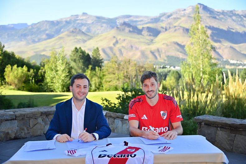 Matías Viña fue presentado como refuerzo de River.
