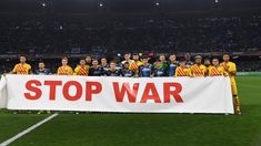 Stop war, pidieron los futbolistas de ambos conjuntos. Stop war, pidieron los futbolistas de ambos conjuntos.