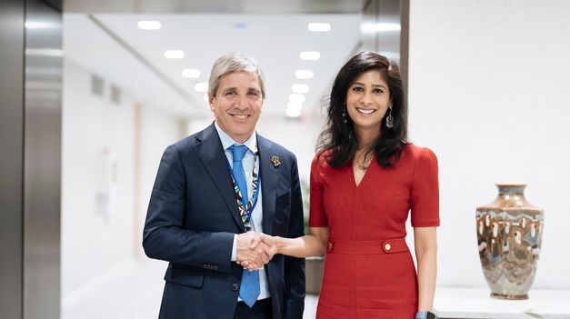 Luis Caputo junto a Gita Gopinath.
