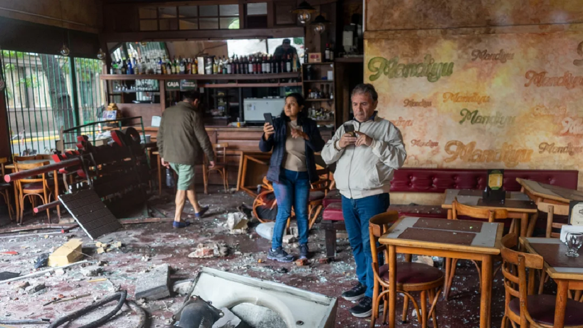 Vidrios rotos y muebles destrozados: así quedó por dentro la pizzería tras el choque entre un patrullero y un colectivo