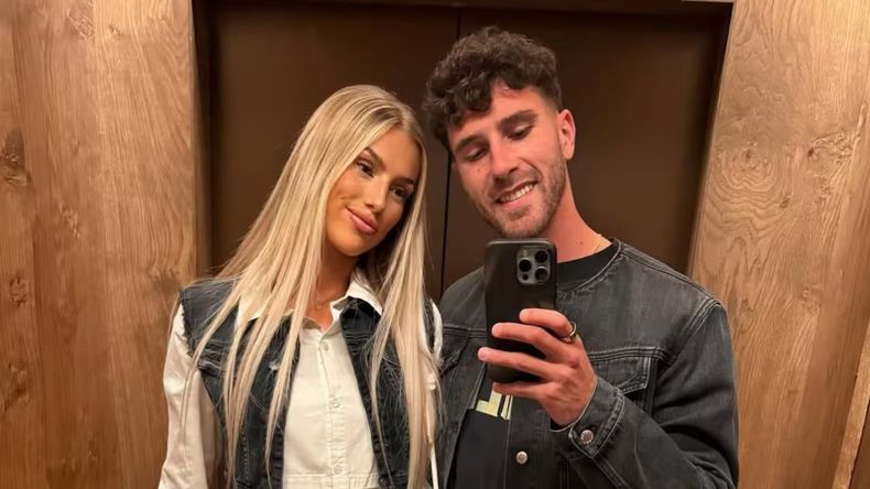 Un caso reciente es el del defensor argentino Marcos Senesi y Kelci-Rose Bowers, cuya relación comenzó a desarrollarse en un entorno muy particular: las instalaciones del Bournemouth, el club inglés donde Senesi juega profesionalmente.