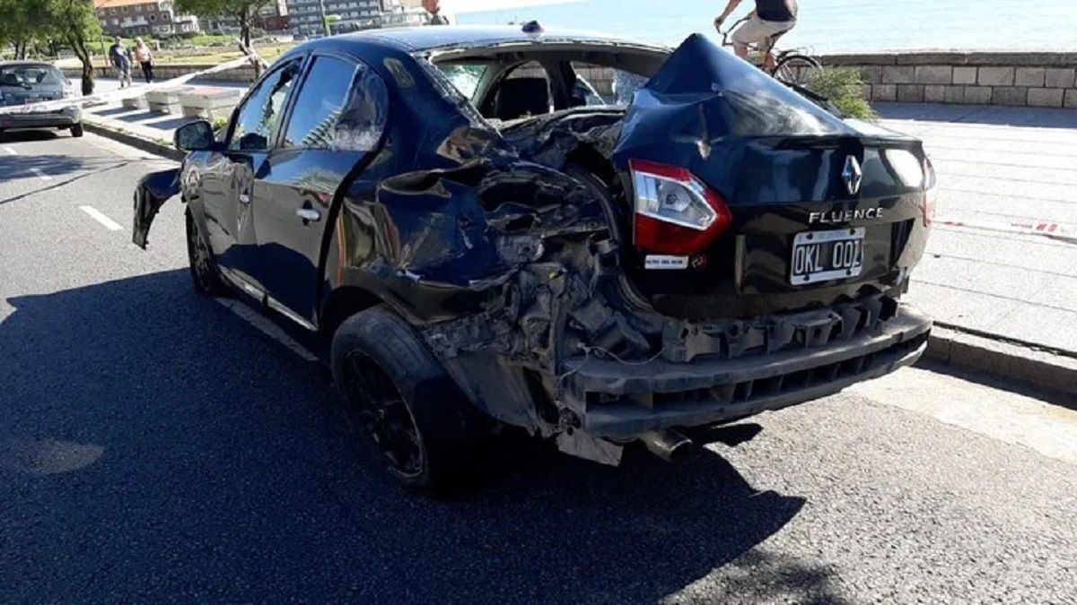 Video así fue el choque de un auto que venía a alta velocidad en Mar del Plata