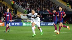 Mbappé hizo un doblete para eliminar a FC Barcelona de visitante. Mbappé hizo un doblete para eliminar a FC Barcelona de visitante.