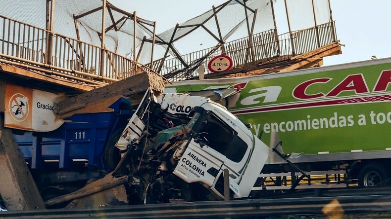 El camión derribó uno de los puentes peatonales sobre la Ruta 9. 