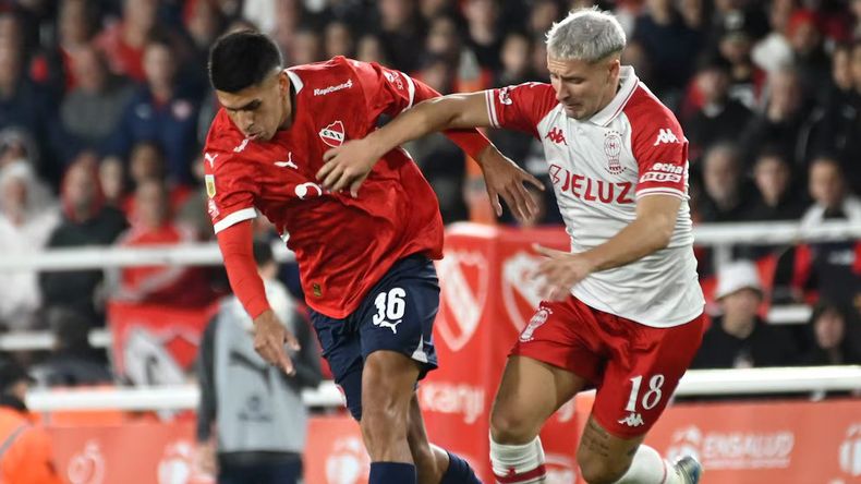 Sebastián Valdez, de Independiente, lucha el balón con Matko Miljevic, del Globo.