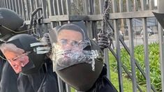 Las bolsas con las imágenes de los dirigentes en la Pirámide de Mayo.