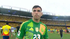 El momento en que Dibu Martínez golpea la cámara. El momento en que Dibu Martínez golpea la cámara.