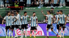 Messi celebra el gol más rápido de su carrera. Messi celebra el gol más rápido de su carrera.