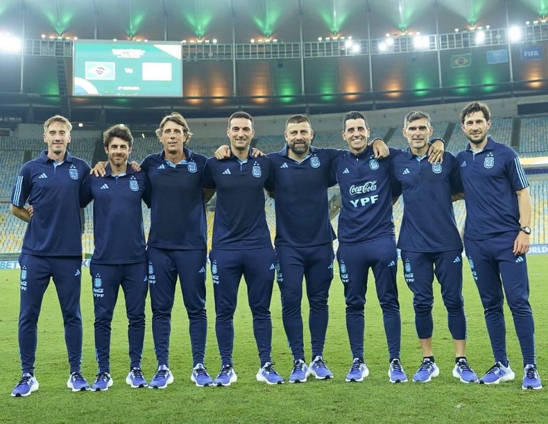 Matías Manna (videoanalista), Pablo Aimar (ayudante), Luis Martín (preparador físico), Scaloni (DT), Walter Samuel (ayudante), Roberto Ayala (ayudante), Martín Tocalli (entrenador de arqueros),  y Juan Tamone, el PF alterno.