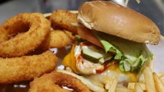 Este restaurante asegura que sirve la mejor hamburguesa del mundo. Este restaurante asegura que sirve la mejor hamburguesa del mundo.