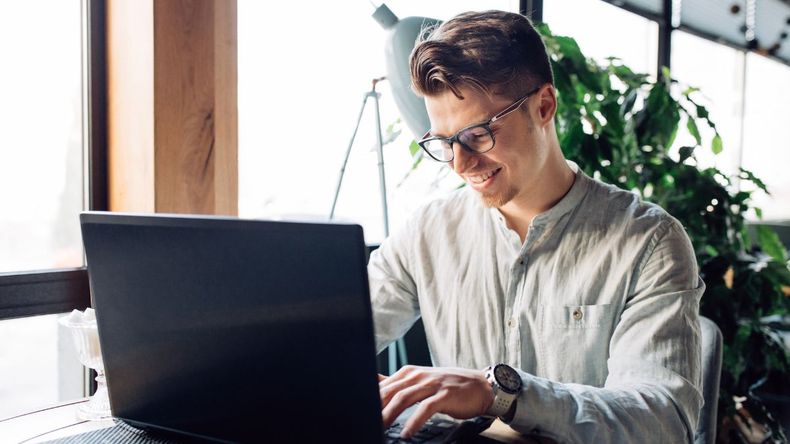 Este servicio, disponible tanto en la aplicación como en el sitio web, puede ser accedido desde cualquier dispositivo con conexión a Internet.  