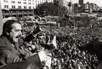 Raúl Alfonsín el 30 de octubre de 1983 en la Plaza de Mayo.