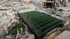 Una cancha de fútbol en medio de las ruinas. Una cancha de fútbol en medio de las ruinas.