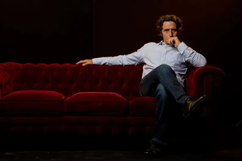 El actor interpretó a un psiocólogo en la serie En Terapia.