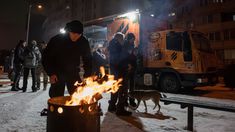Los ataques rusos sobre las centrales energéticas de Ucrania hace que la gente se quede sin calefacción en uno de los inviernos más duros de los últimos años, con temperaturas inferiores a los -20° C. Los ataques rusos sobre las centrales energéticas de Ucrania hace que la gente se quede sin calefacción en uno de los inviernos más duros de los últimos años, con temperaturas inferiores a los -20° C.