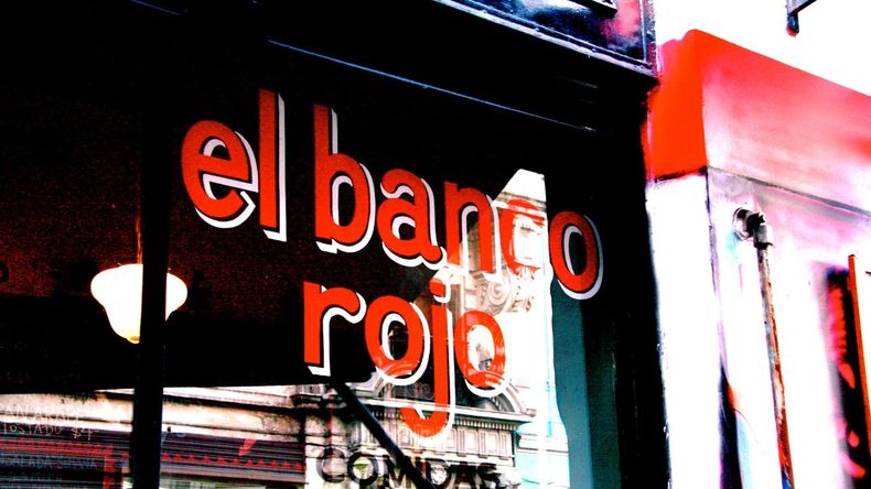 Además de la carta habitual, el restaurante ofrece opciones como el menú del día, una alternativa económica, así como promociones especiales que ofrecen descuentos en combos o para grupos de clientes.