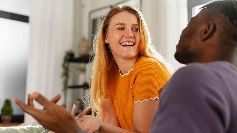 En distintos ámbitos —familiares, laborales o sociales— suele haber personas que destacan por su forma de comunicarse: hablan sin parar, interrumpen o dominan la conversación. 