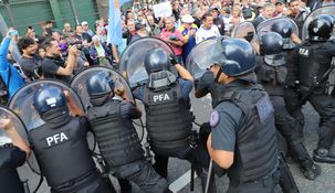 La Policía reprimiendo en una de las marchas de jubilados.