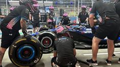 Franco Colapinto entrando a los boxes de Alpine por error en el GP de Singapur. Franco Colapinto entrando a los boxes de Alpine por error en el GP de Singapur.