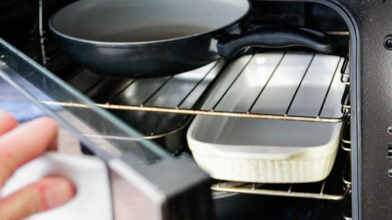 Chau al horror de guardar las ollas en el horno: esta nueva tendencia promete orden y limpieza visual&nbsp;