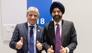 Luis Caputo junto a Ajay Banga.&nbsp; 