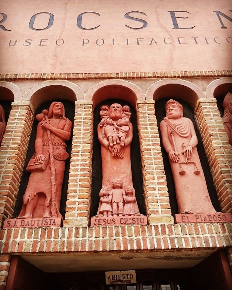 La estatua de Jesús, ubicada en el centro del frente de la fachada del Museo Polifacético Rocsen.