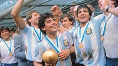 Héctor Enrique junto a Maradona, celebrando la obtención de la Copa del Mundo en México.