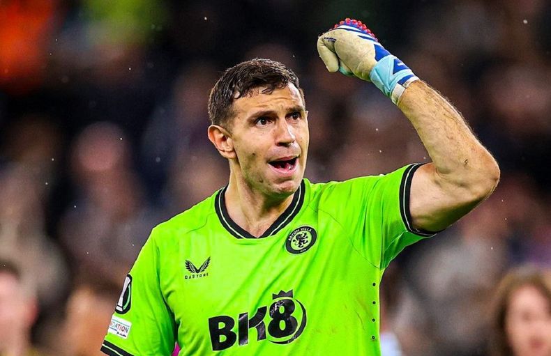 Dibu Martínez tuvo una doble atajada clave para el empate de Aston Villa sobre Everton