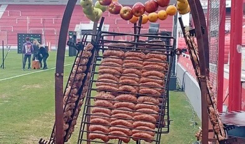 Se hizo un asado en la cancha de Independiente y estallaron las redes sociales.
