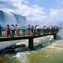 Por el fenómeno del Niño, desmontarán la pasarela y el balcón que permiten acceder al principal salto de las Cataratas.