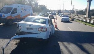 Así quedó el Wolskwagen blanco que fue chocado por una camioneta en plena Panamericana.