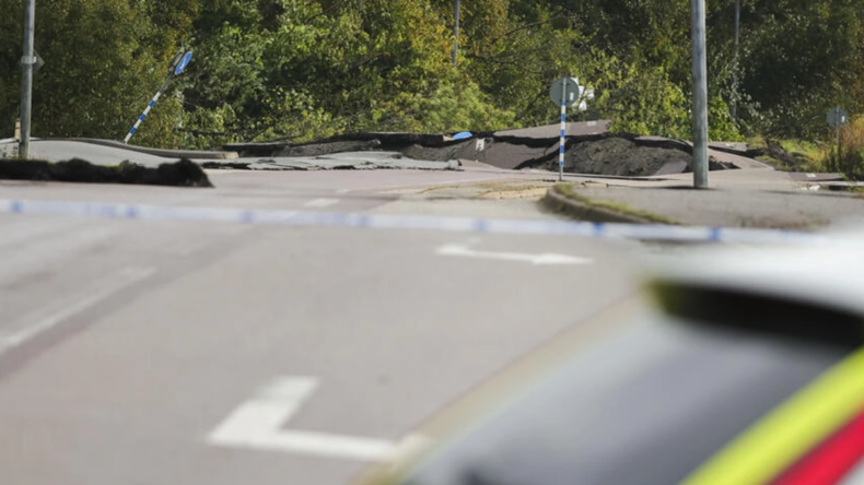 Se hundieron más de 100 metros de autopista.