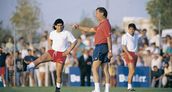 Bilardo junto a Maradona en Sevilla.