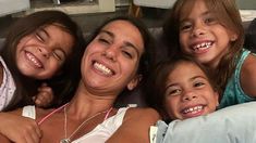 Cinthia Fernández, junto a sus tres hijas: las melli, Bella y Charis; y Francesca. Cinthia Fernández, junto a sus tres hijas: las melli, Bella y Charis; y Francesca.