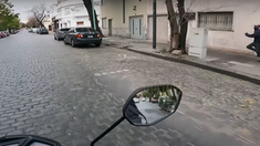 El motociclista siguió al ladrón. El motociclista siguió al ladrón.